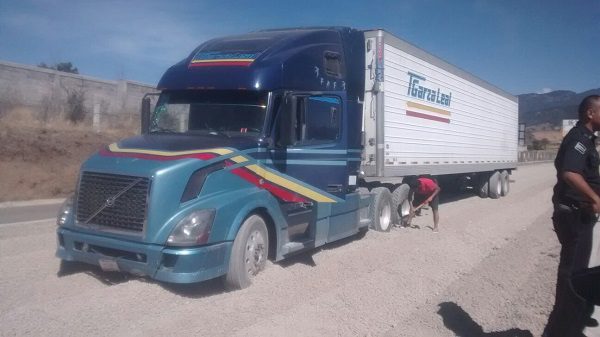detiene pfp trailer que circulaba sin frenos en la carretera mexico puebla
