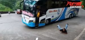 Se avienta del camion