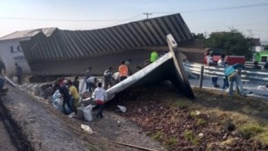 trailer rapina azucar toxica volcadura carretera celaya queretaro salud