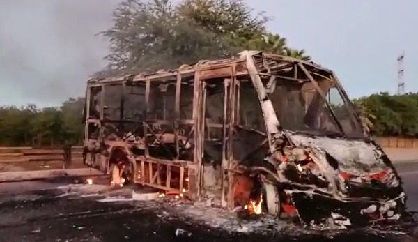 Camiones urbanos quemados en Culiacan Los Noticieristas