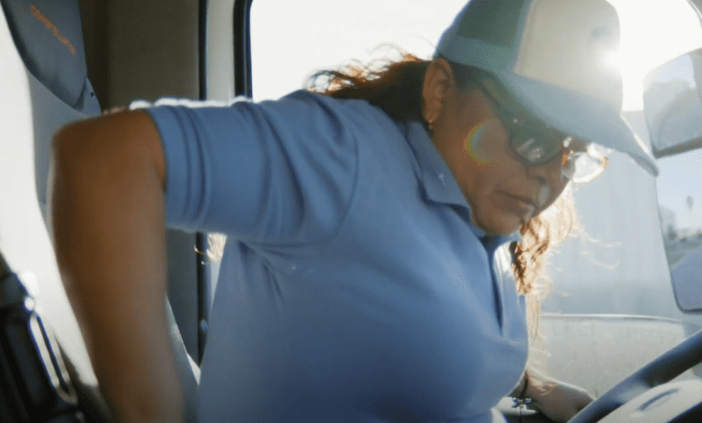 mujeres manejando camiones