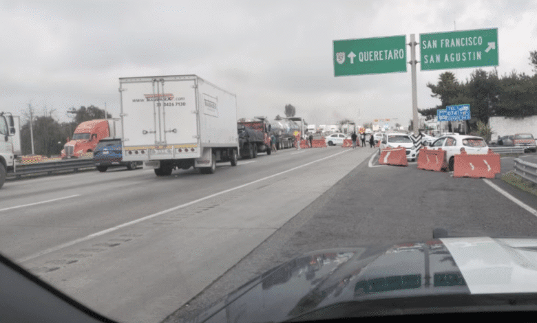 Bloqueo en la México-Querétaro: Transportistas exigen justicia por operadores secuestrados 1 bloqueo