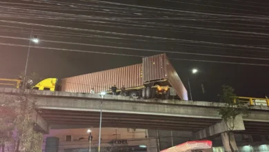 barrera de contencion cae sobre coche al ser impactada por tractocamion en naucalpan 11ac758d 82b9 4879 b621 f2d986c7ae4e medialjnimgndimagefullsize