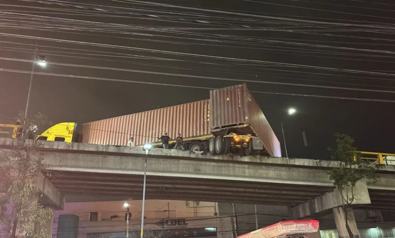 barrera de contencion cae sobre coche al ser impactada por tractocamion en naucalpan 11ac758d 82b9 4879 b621 f2d986c7ae4e medialjnimgndimagefullsize