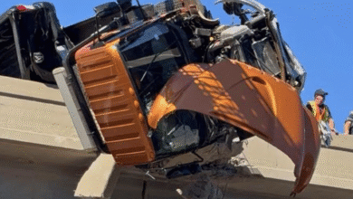 Rescate de alto riesgo: conductor latino queda colgando con su camión en autopista de Texas 15 Captura de pantalla 2025 10 23 a las 10.24.06 a.m