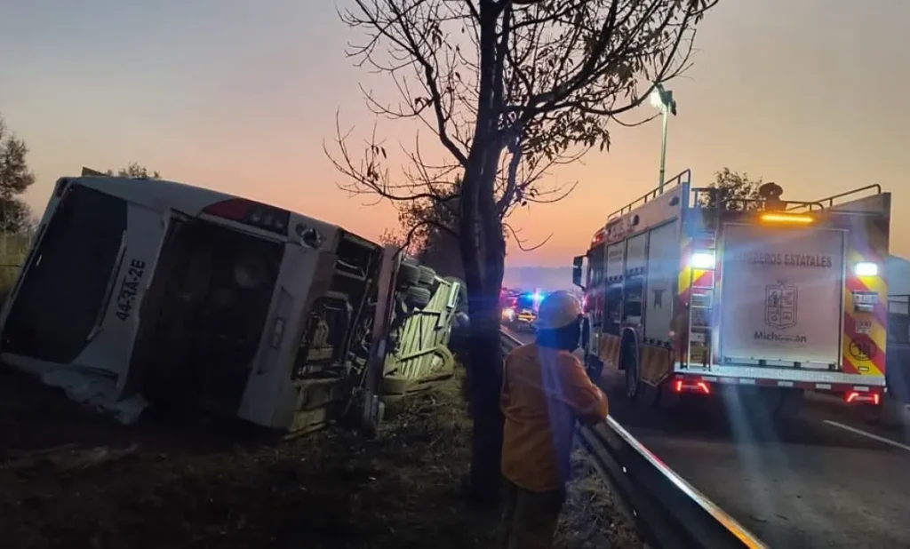 2 accidentes fatales, Trailer impacta a autobús de personal en la Silao Irapuato, y otro en la Morelia Pátzcuaro 4 Accidente de autobus tragedia en Morelia Patzcuaro deja 10 muertos