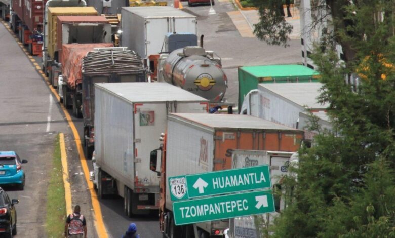 Transportistas de Jalisco descartan paro o bloqueos, pero exigen mayor presupuesto para carreteras 1 Bloqueo de transportistas en la Carretera Federal 136