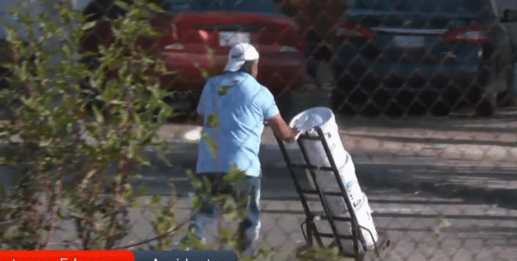 Tráiler con 40 Toneladas de Pintura Vuelca en Ecatepec y Vecinos Cometen Rapiña 2 Captura de pantalla 2025 11 09 a las 9.54.49 a.m