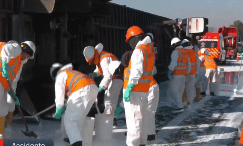 Tráiler con 40 Toneladas de Pintura Vuelca en Ecatepec y Vecinos Cometen Rapiña 1 rapiña