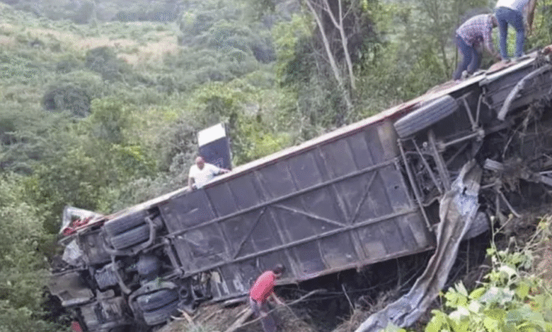 Autobús cae a una barranca en Oaxaca: un muerto y 10 heridos tras choque con tráiler 1 Captura de pantalla 2025 11 18 a las 12.00.55 p.m