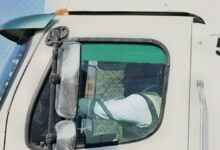 Cruce fronterizo México-EUA cerrado con tractocamiones varados en espera de apertura