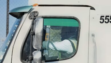 Cruce fronterizo México-EUA cerrado con tractocamiones varados en espera de apertura