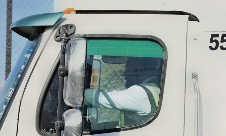 Cruce fronterizo México-EUA cerrado con tractocamiones varados en espera de apertura